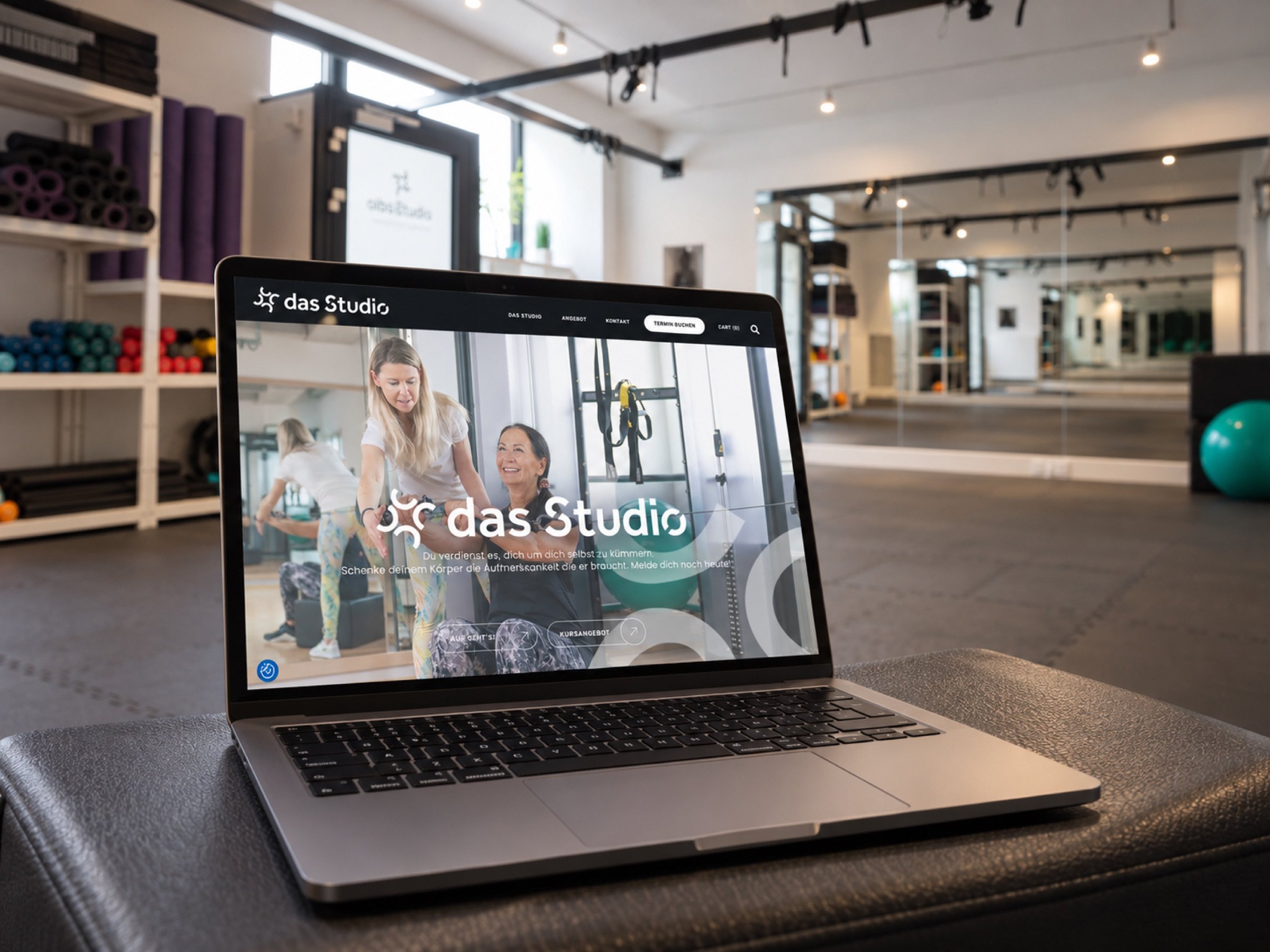 das Studio Website auf dem Laptop